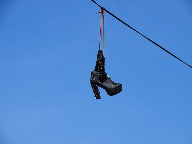 the-mystery-of-sneakers-dangling-on-the-power-lines-of-new-york