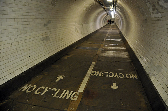 Greenwich foot tunnel, photos of the pedestrian tunnel crossing beneath the River Thames in East London, linking Greenwich  and the Isle of Dogs, London