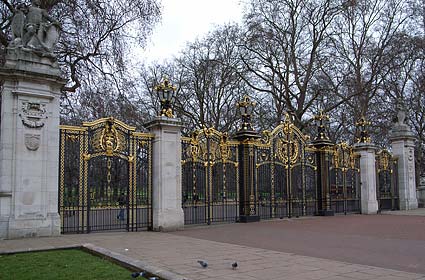 Buckingham palace gilded gates, London London, February 2007