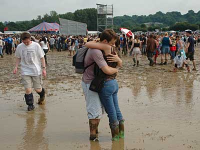 Love in the mud, Other Stage, Glastonbury Festival, Pilton, Somerset, England June 2005