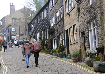 Haworth village photos, home of the Bronte sisters, Worth Valley, West Yorkshire, England, with pictures of landmarks, mills, canals, pubs, cafes, tourist sights and more