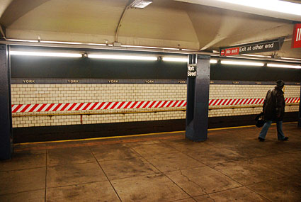 New York subway scenes - photos of subway trains and stations in Manhattan, NYC -  photographs and feature