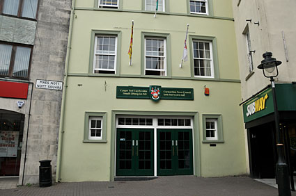 Carmarthen, Caerfyrddin, county town of Carmarthenshire, Wales - photos, features, history and street scenes