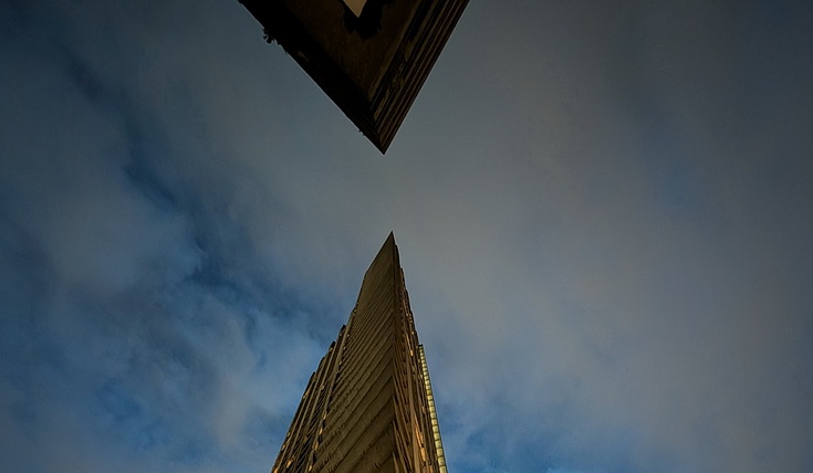 Brutalism, tall towers and exposed concrete: the Barbican at night (20 photos)