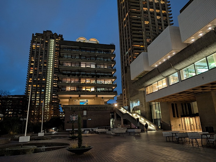 Brutalism, tall towers and exposed concrete: the Barbican at night (20 photos)