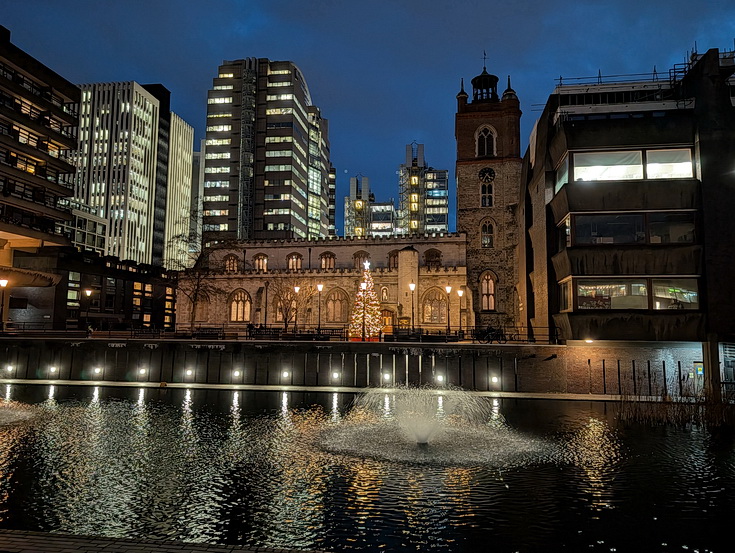 Brutalism, tall towers and exposed concrete: the Barbican at night (20 photos)