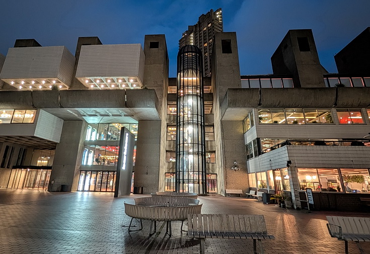 Brutalism, tall towers and exposed concrete: the Barbican at night (20 photos)