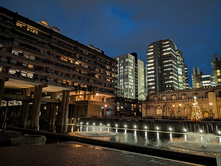 Brutalism, tall towers and exposed concrete: the Barbican at night (20 photos)