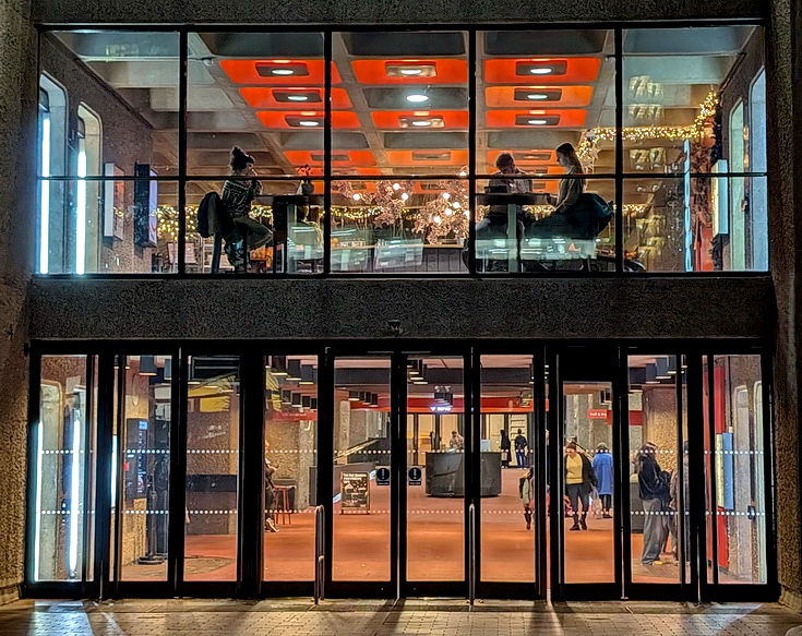 Brutalism, tall towers and exposed concrete: the Barbican at night (20 photos)