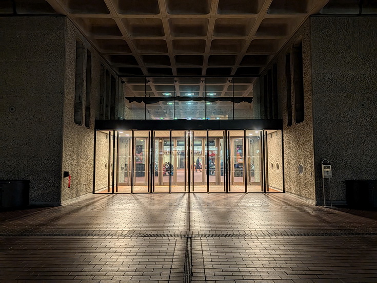 Brutalism, tall towers and exposed concrete: the Barbican at night (20 photos)