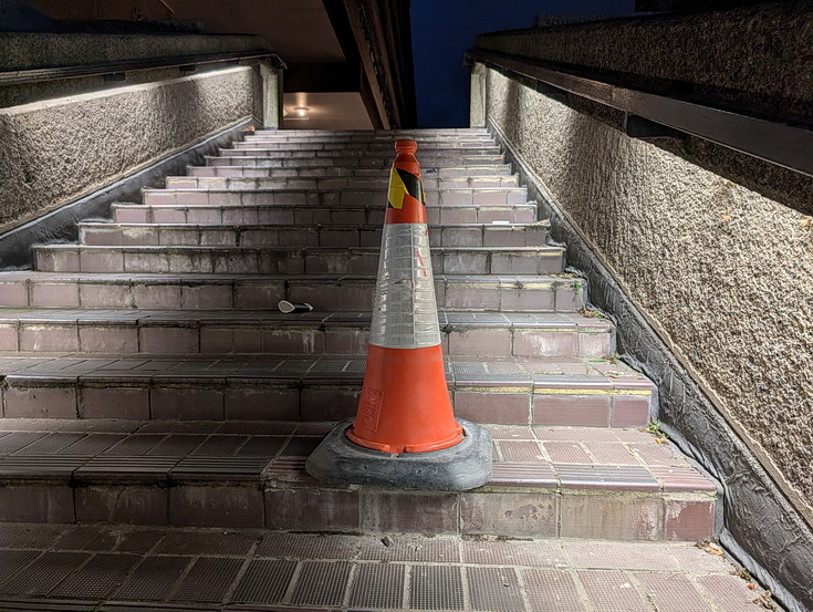 Brutalism, tall towers and exposed concrete: the Barbican at night (20 photos)