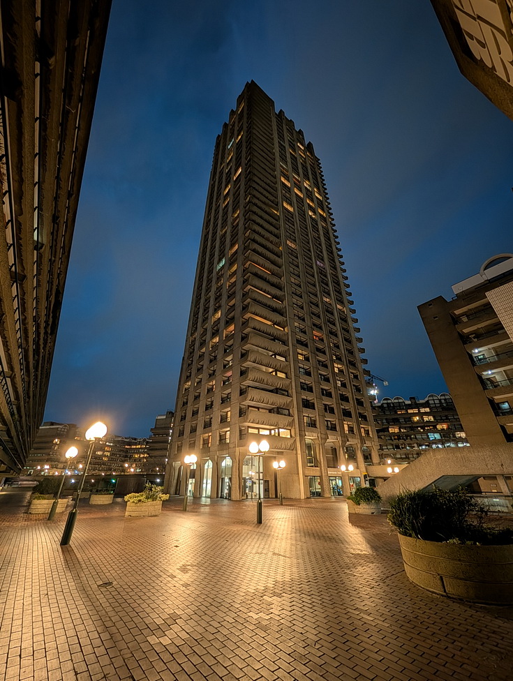 Brutalism, tall towers and exposed concrete: the Barbican at night (20 photos)