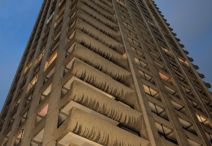 Brutalism, tall towers and exposed concrete: the Barbican at night (20 photos)