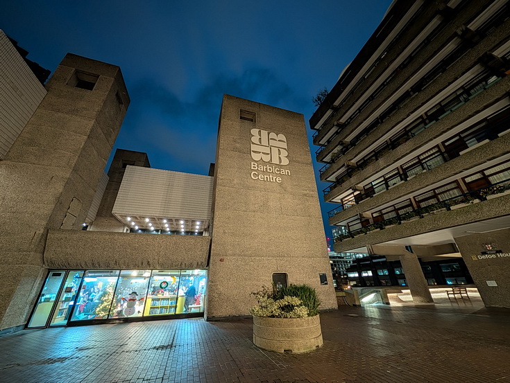 Brutalism, tall towers and exposed concrete: the Barbican at night (20 photos)