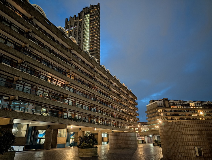 Brutalism, tall towers and exposed concrete: the Barbican at night (20 photos)