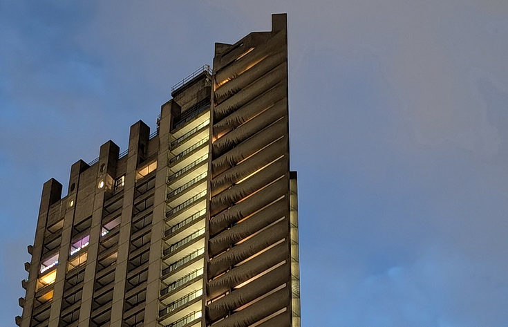 Brutalism, tall towers and exposed concrete: the Barbican at night (20 photos)