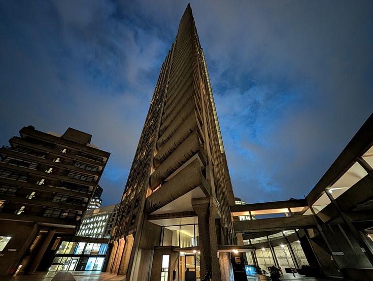 Brutalism, tall towers and exposed concrete: the Barbican at night (20 photos)