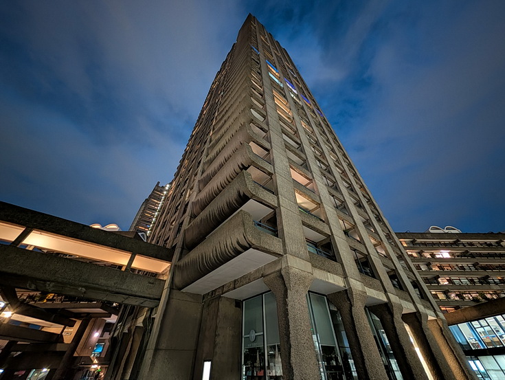 Brutalism, tall towers and exposed concrete: the Barbican at night (20 photos)