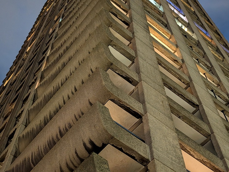 Brutalism, tall towers and exposed concrete: the Barbican at night (20 photos)