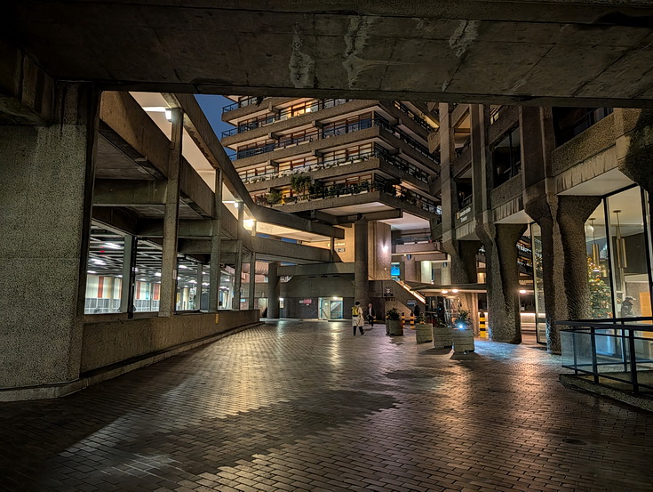 Brutalism, tall towers and exposed concrete: the Barbican at night (20 photos)