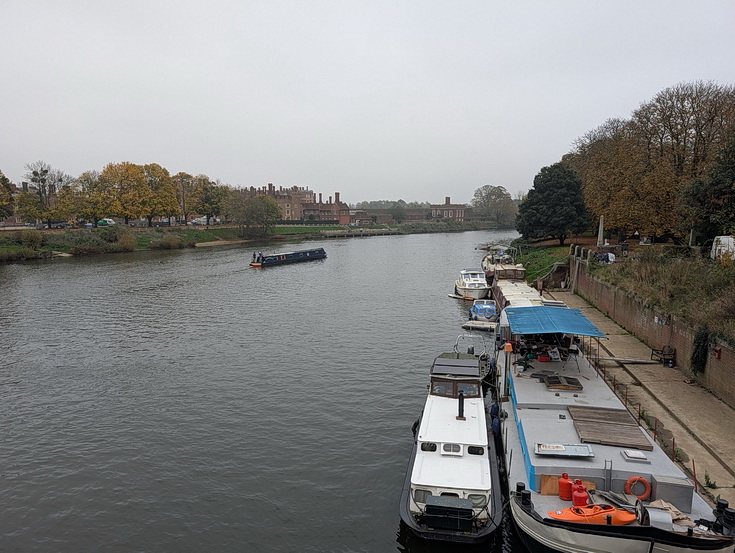 In photos: a wonderful autumnal walk from Hampton Court to Kingston alongside the River Thames