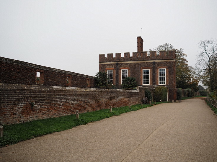 In photos: a wonderful autumnal walk from Hampton Court to Kingston alongside the River Thames