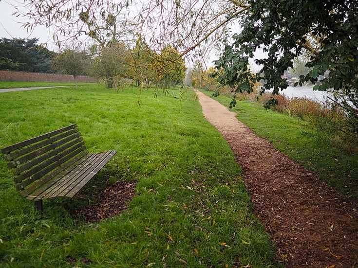 In photos: a wonderful autumnal walk from Hampton Court to Kingston alongside the River Thames