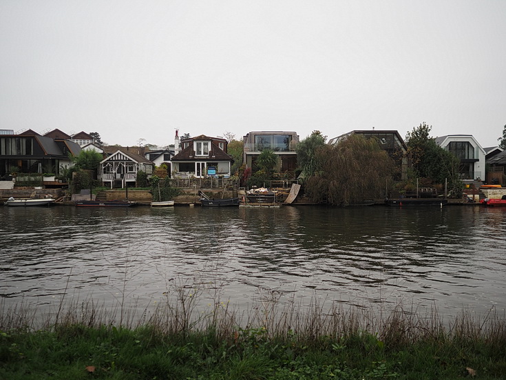 In photos: a wonderful autumnal walk from Hampton Court to Kingston alongside the River Thames