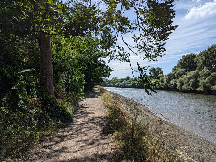 A beautiful London riverside walk: Kew Bridge to Richmond in 40 photos