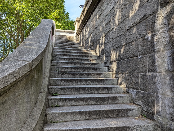 A beautiful London riverside walk: Kew Bridge to Richmond in 40 photos