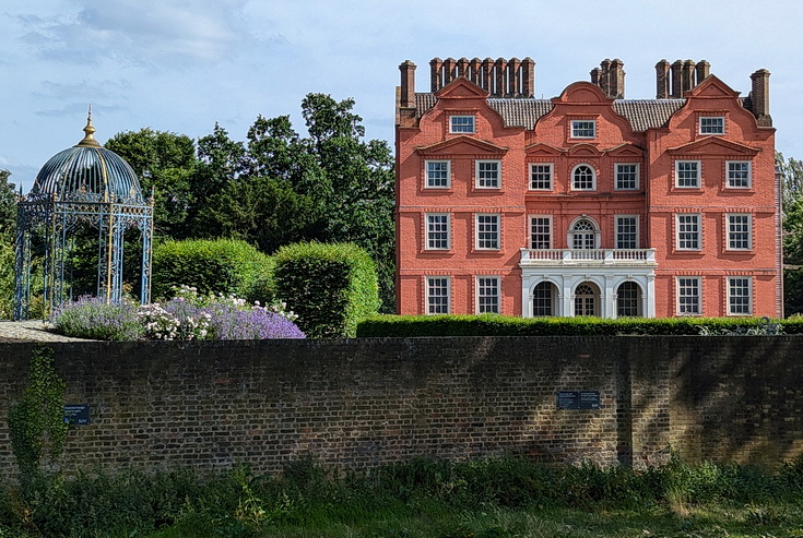 A beautiful London riverside walk: Kew Bridge to Richmond in 40 photos