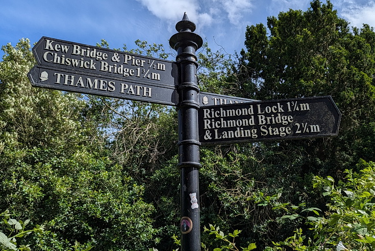 A beautiful London riverside walk: Kew Bridge to Richmond in 40 photos