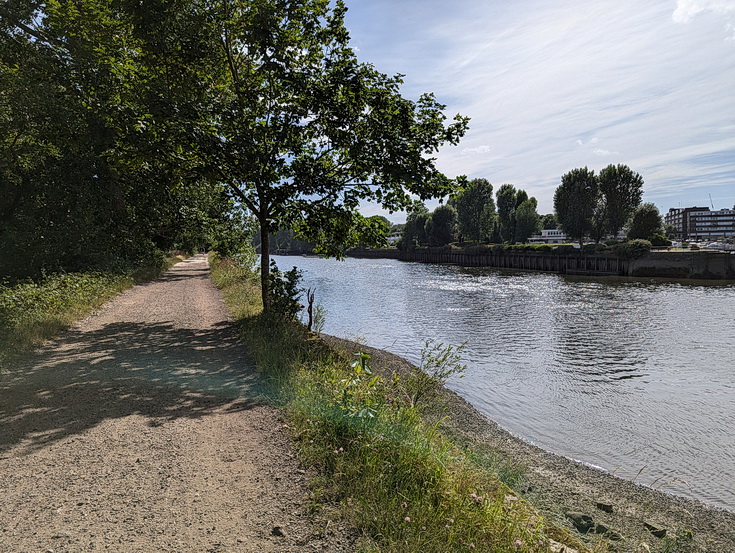 A beautiful London riverside walk: Kew Bridge to Richmond in 40 photos