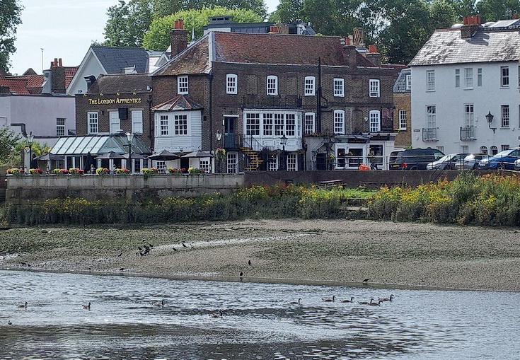 A beautiful London riverside walk: Kew Bridge to Richmond in 40 photos