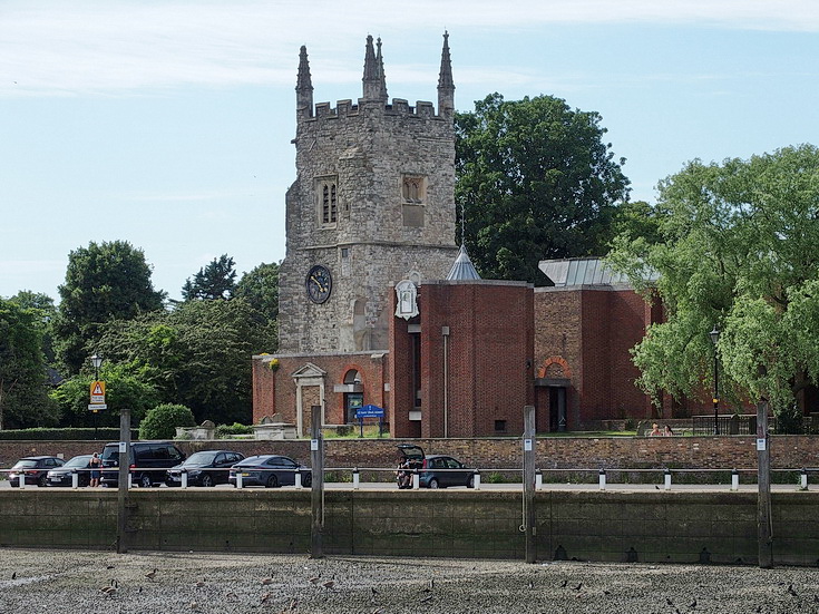 A beautiful London riverside walk: Kew Bridge to Richmond in 40 photos