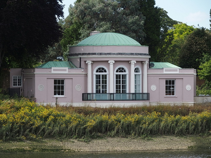 A beautiful London riverside walk: Kew Bridge to Richmond in 40 photos