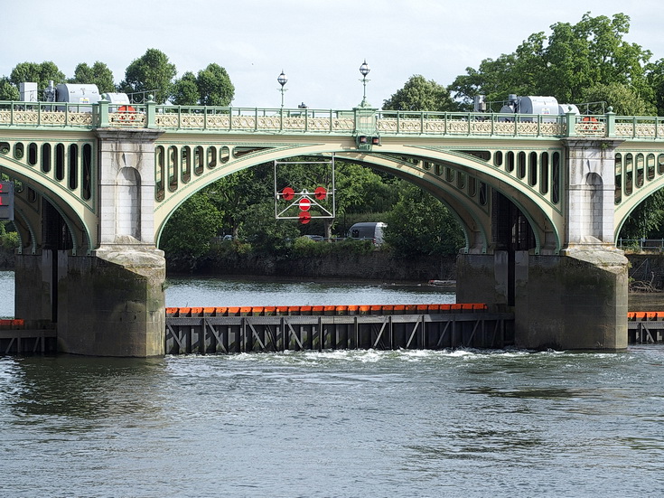 A beautiful London riverside walk: Kew Bridge to Richmond in 40 photos