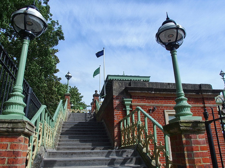 A beautiful London riverside walk: Kew Bridge to Richmond in 40 photos