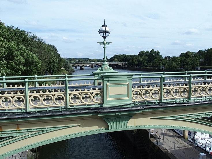 A beautiful London riverside walk: Kew Bridge to Richmond in 40 photos