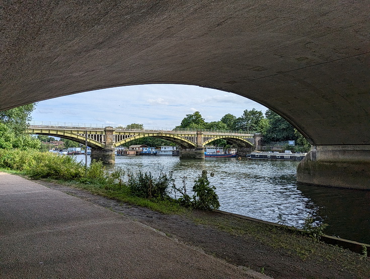 A beautiful London riverside walk: Kew Bridge to Richmond in 40 photos