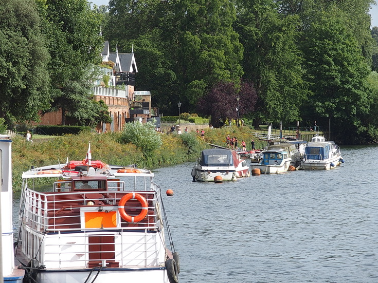 A beautiful London riverside walk: Kew Bridge to Richmond in 40 photos