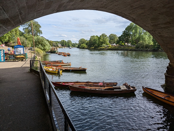 A beautiful London riverside walk: Kew Bridge to Richmond in 40 photos