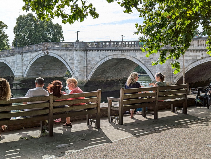 A beautiful London riverside walk: Kew Bridge to Richmond in 40 photos