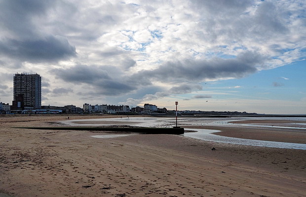 Margate in winter: Dreamland, architecture, pub and beach views