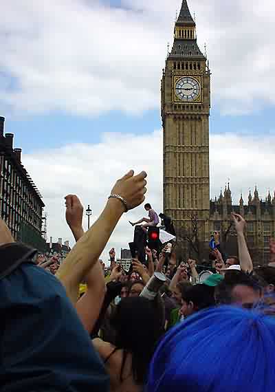 Dancing in the streets, Parliament