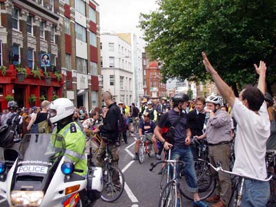 More cheers and a-whooping, Duke of York, Clerkenwell Road, Critical mass bike ride, London, 27th June 2003