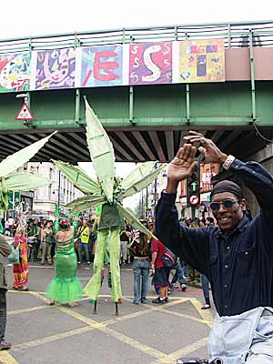 Into central Brixton, Jayday Cannabis March and Festival, Brixton Road 5th June 2004